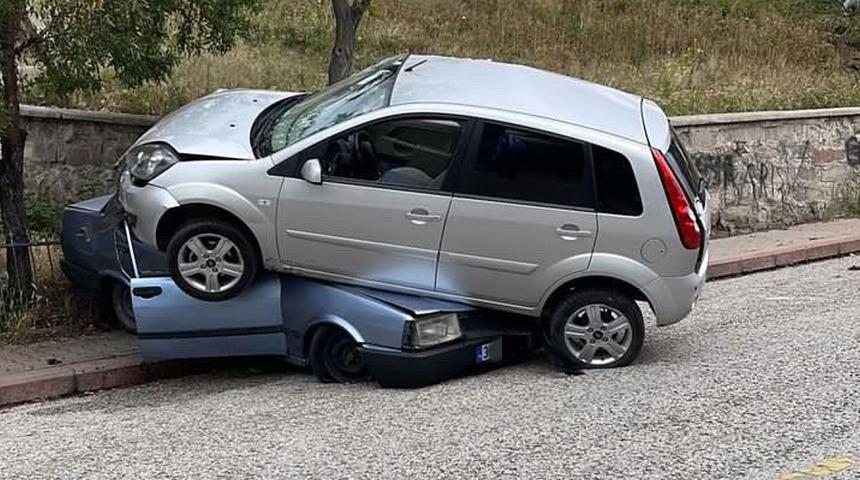 Görenler şaşkına döndü! Çarptığı arabanın üstüne çıktı... Park halindeydi