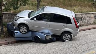 Görenler şaşkına döndü! Çarptığı arabanın üstüne çıktı... Park halindeydi