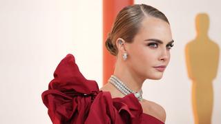 Cara Delevingne ceketinin içine hiçbir şey giymedi! Sütyensiz tarzı olay