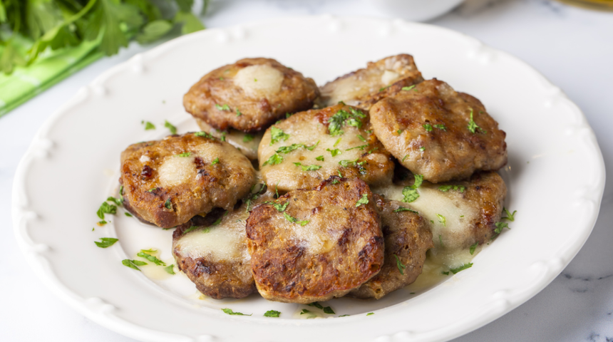 Gelinim Mutfakta biberli kaşarlı köfte tarifi! Yemek davetlerinin yıldızı biberli kaşarlı köfte nasıl yapılır?