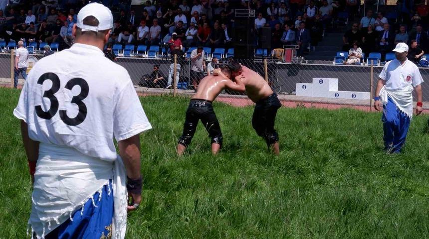 Üniversiteli pehlivanlar, Edirne’de çayıra çıktı