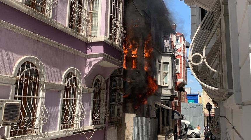 Beyoğlu'nda korkutan yangın! Kısa süreli paniğe yol açtı