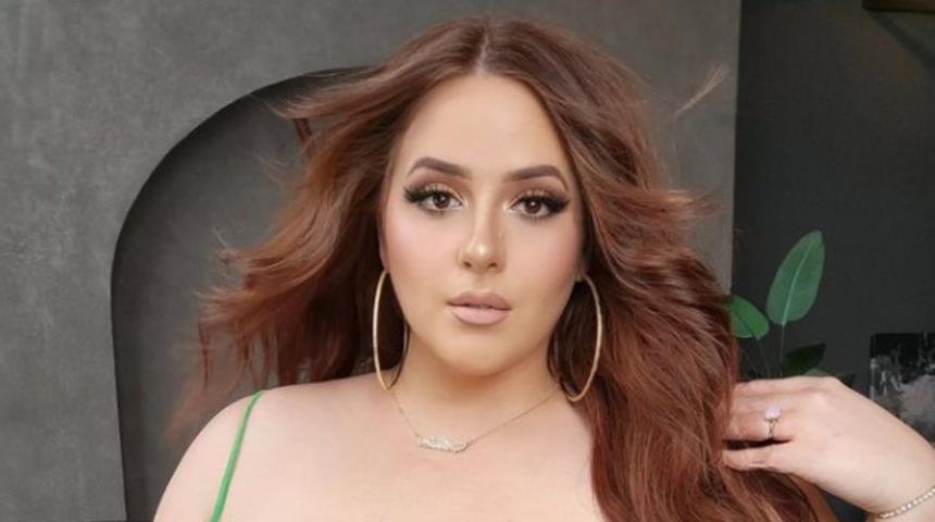 Büyük beden sosyal medya fenomeni inek desenli süper mini şortuyla  meydan okudu! Pozu olay yarattı