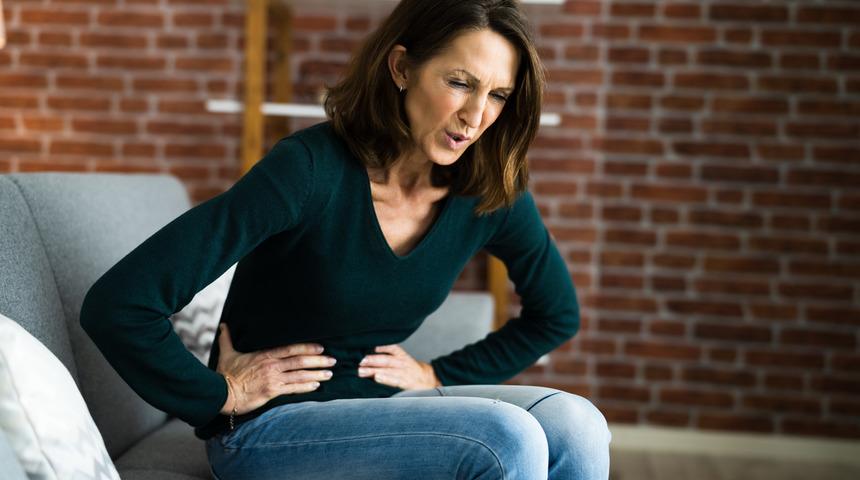 Karın ağrısına ne iyi gelir? Karın ağrısı neden olur ve nasıl geçer?