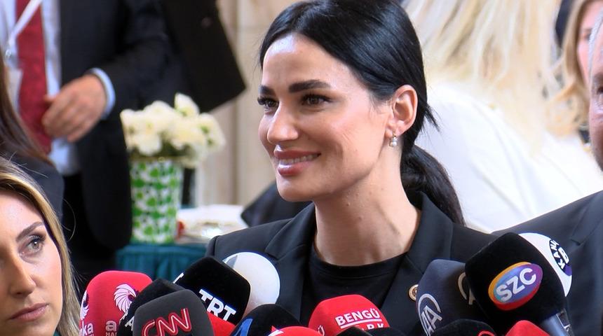 Eski Türkiye güzeli Seda Sarıbaş TBMM'ye kaydını yaptırdı: Heyecan, olmazsa olmazlarımızdan