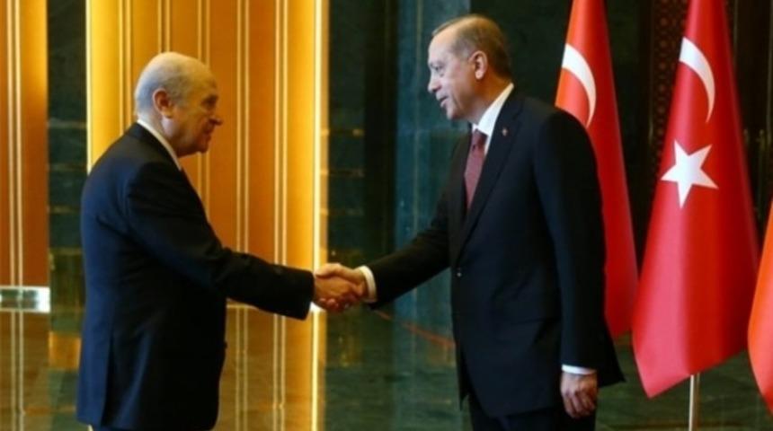 &Ouml;zg&uuml;r &Ouml;zel'den Erdoğan ve Bah&ccedil;eli i&ccedil;in şok s&ouml;zler: İki korkak...