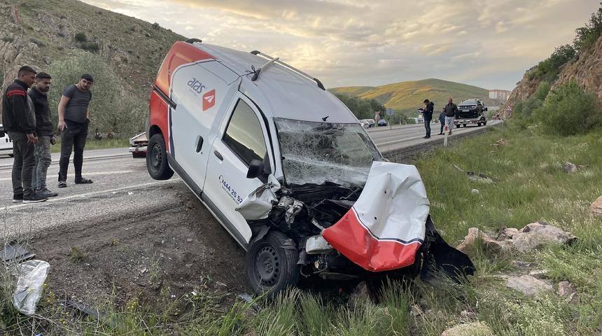 Yozgat'ta kargo aracı ile otomobilin &ccedil;arpışması sonucu 6 kişi yaralandı