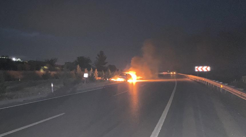 Kilis'te seyir halindeki otomobil yandı