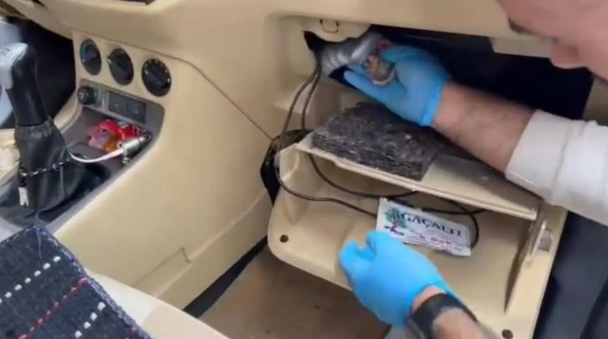 Otomobilin her yerinden uyuşturucu &ccedil;ıktı