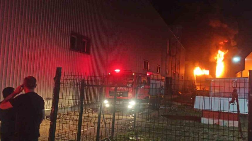 Bursa'da lunaparklara kauçuk malzeme üreten fabrikada yangın!