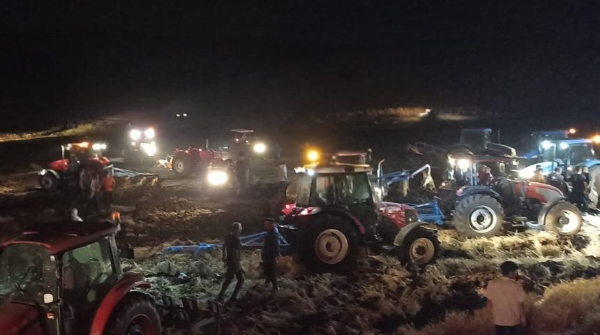 Depremzede &ccedil;ift&ccedil;ilerin ekili alanı alev alev yandı