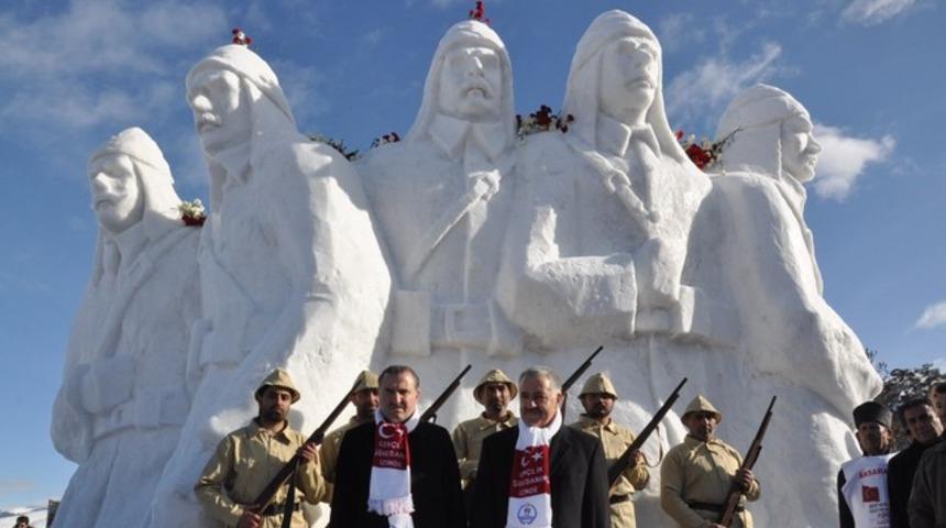 Kardan heykellere b&uuml;y&uuml;k ilgi! Sarıkamış şehitleri anılıyor