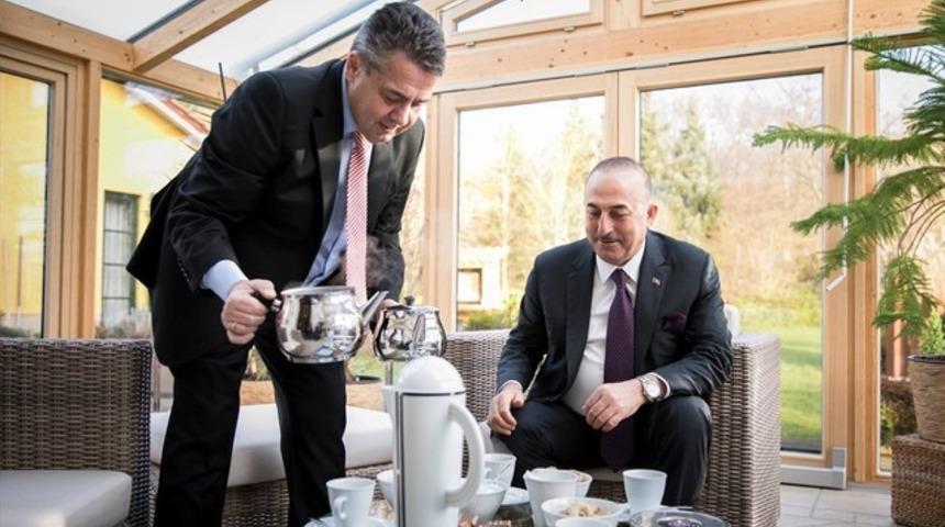 &Ccedil;avuşoğlu'na kendi eliyle T&uuml;rk &ccedil;ayı ikram etti