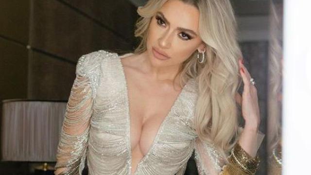 Hadise bu sefer yatağa sere serpe uzandı! Makyajsız hali dikkat çekti