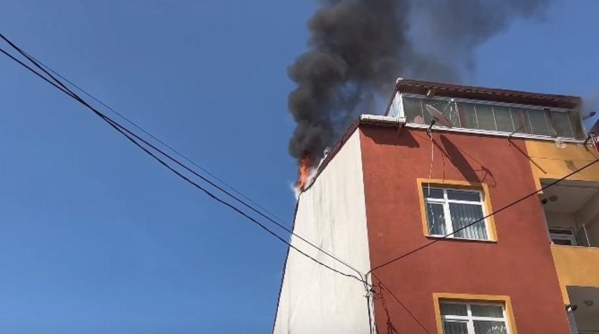 Arnavutköy’de yangında ilginç anlar: Genç kızı kurtardı, sigara yakıp itfaiyeyi bekledi