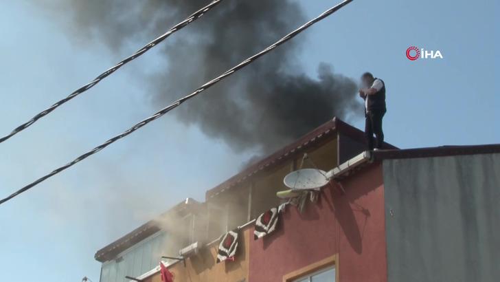 Yangında şaşırtan anlar! Çatıda sigara yakıp itfaiyeyi bekledi