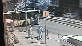 İETT otobüsüne binmek isterken altında kaldı! Korkunç kaza kamerada