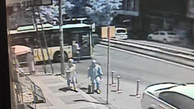 İETT otobüsüne binmek isterken altında kaldı! Korkunç kaza kamerada