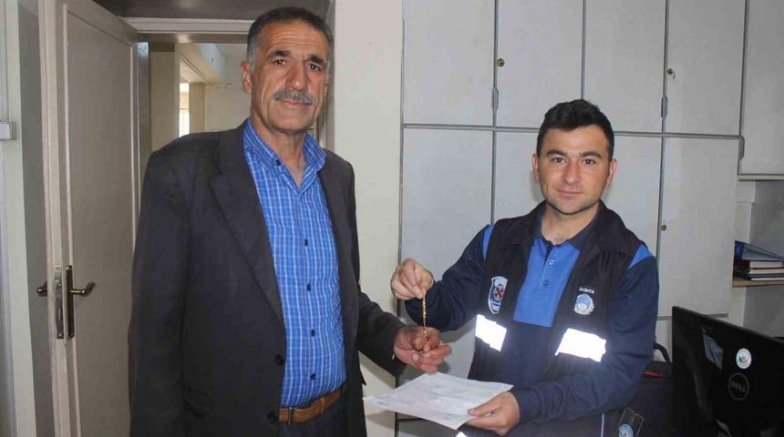 Yerde bulduğu 9 bin liralık altın bilekliği sahibine ulaştırdı