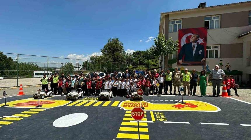 Elazığ’da jandarma ekipleri çocuklara trafik eğitimi verdi