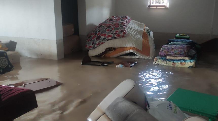 Yunak’ta şiddetli yağmur su baskınlarına sebep oldu