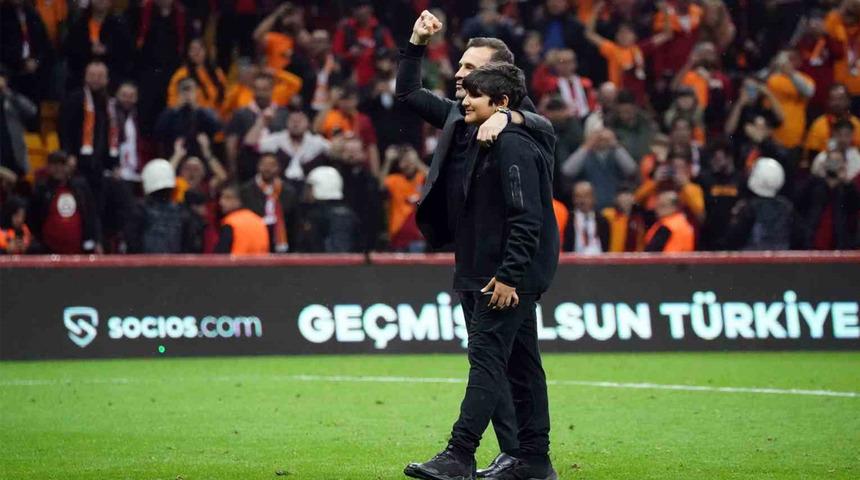 Okan Buruk ve oğlu Ali Yiğit’in şampiyonluk sevinci