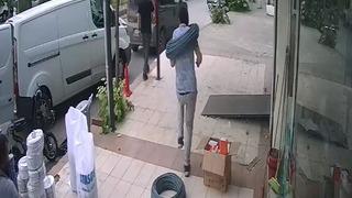 İzmir'de şaka gibi olay! Neye uğradığını şaşırdı: Yolda yürürken boynuna kablo düştü