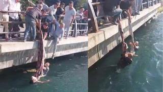 Üsküdar sahilinde korku dolu anlar! Piknik örtüsüyle... Boğulma tehlikesi yaşayan çocuğu böyle kurtarmaya çalıştılar