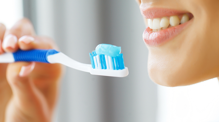 Diş hekimi dişinizi fırçalamadan önce asla yapmamanız gereken hatayı açıkladı