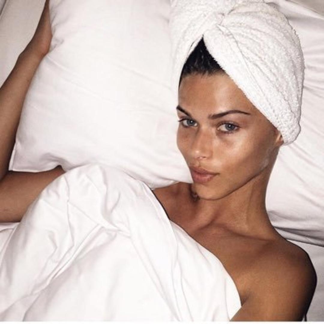 Hayranları &ccedil;ıldırdı! Georgia Fowler &uuml;sts&uuml;z ve makyajsız  