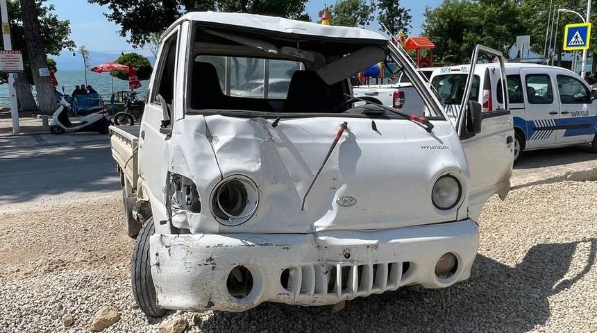 Kamyonet ünlü sanatçının yeni yaptırdığı evin bahçesine daldı! Otomobille çarpıştı, otobüs durağını parçaladı, 50 metre sürüklenip...