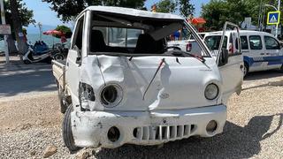 Kamyonet ünlü sanatçının yeni yaptırdığı evin bahçesine daldı! Otomobille çarpıştı, otobüs durağını parçaladı, 50 metre sürüklenip...