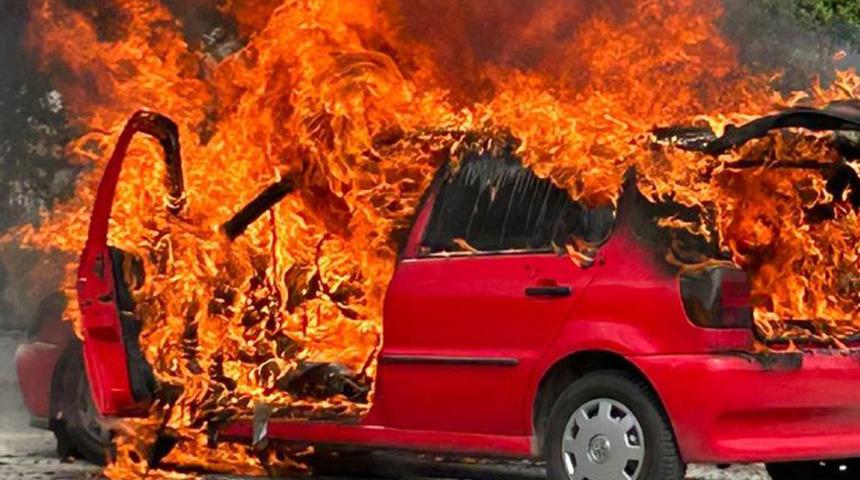 Seyir halindeki aracı alev topuna döndü! Canını zor kurtardı