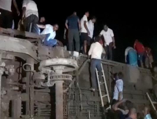 Hindistan'da feci tren kazası: Onlarca kişi hayatını kaybetti!