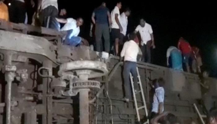 Hindistan'da feci tren kazası: 207 kişi hayatını kaybetti