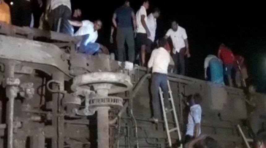 Son dakika: Hindistan'da feci tren kazası: Onlarca kişi hayatını kaybetti!