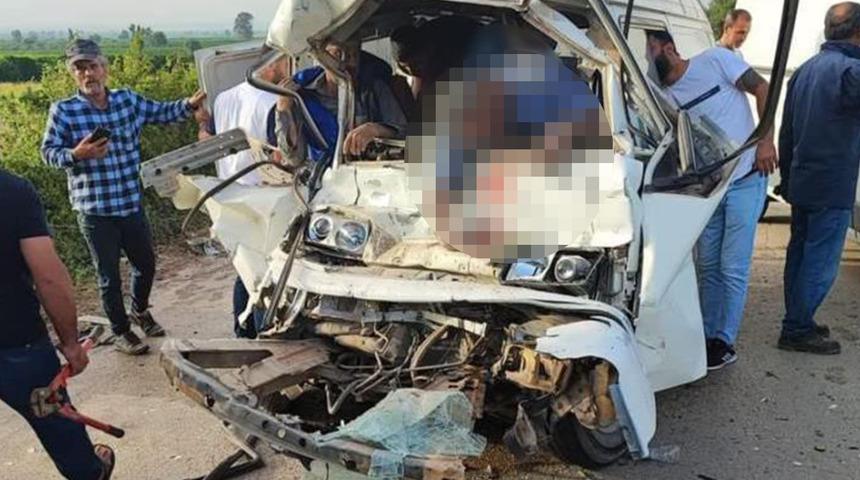 Adana'da feci kaza! Minibüsle halk otobüsü çarpıştı: 2 ölü, 2 yaralı