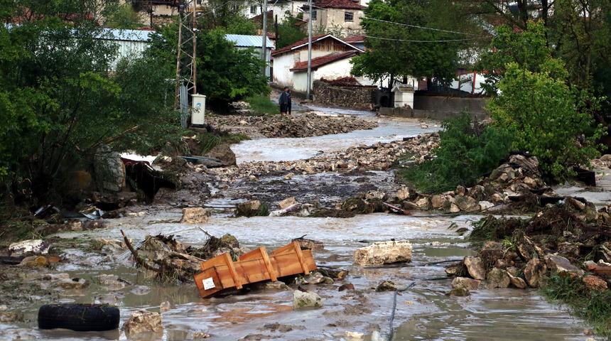 O ilçeyi sel vurdu! Evler yıkıldı, binlerce dekarlık ekili arazi sular altında kaldı! "Önüne ne kattıysa götürdü"