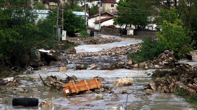 O ilçeyi sel vurdu! Evler yıkıldı, binlerce dekarlık ekili arazi sular altında kaldı! Önüne ne kattıysa götürdü