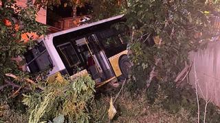 Beykoz'da park halindeyken freni boşalan otobüs evin bahçesine uçtu