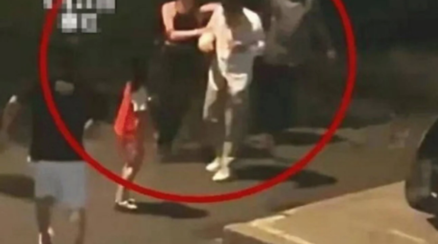 Kızıyla yürüyüşe çıktığı sırada karısını sevgilisiyle yakaladı! Sokak ortasında suçüstü yakalanınca ortalık karıştı