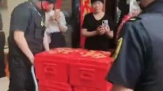 Çinli adamın çeyiz teslimatı gündem yarattı! Aşkını 28 milyon TL ile kanıtladı... Onlarca kişi deste deste parayı taşıdı