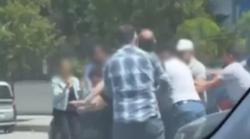 Bağcılar'da yol verme kavgası! Tekme ve yumruklar havada uçuştu