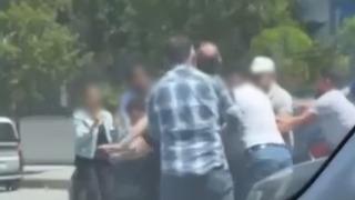 Bağcılar'da yol verme kavgası! Tekme ve yumruklar havada uçuştu