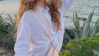 Sosyal medya fenomeni Daria Egorova Instagram’ın sınırlarını yerle bir etti! Transparan bluzuyla duştan paylaştı