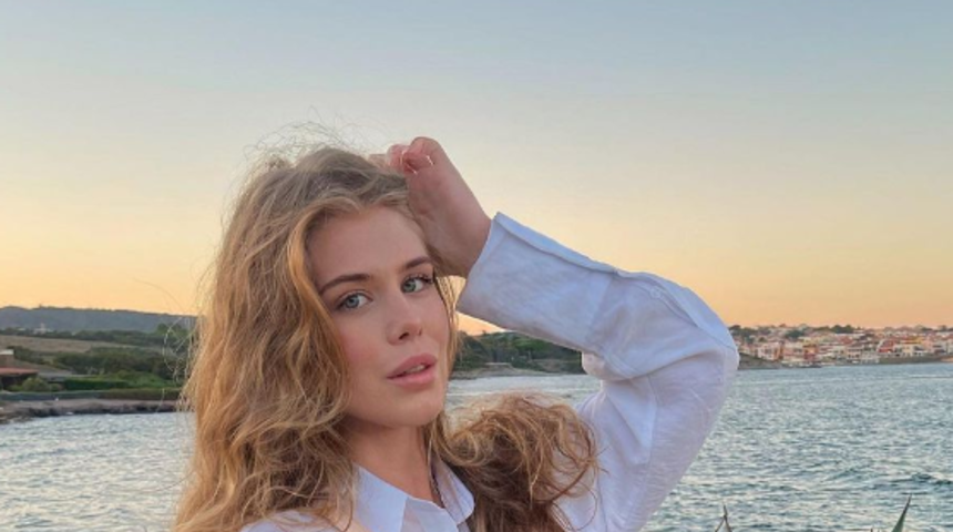 Sosyal medya fenomeni Daria Egorova Instagram’ın sınırlarını yerle bir etti! Transparan bluzuyla duştan paylaştı
