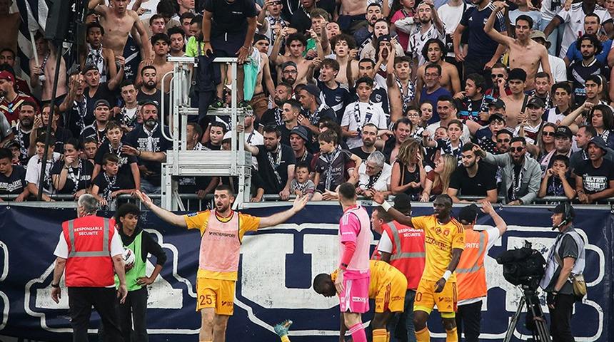 Fransa'da Bordeaux-Rodez maçında büyük skandal! Beyin sarsıntısı geçirdi, maç tatil edildi...
