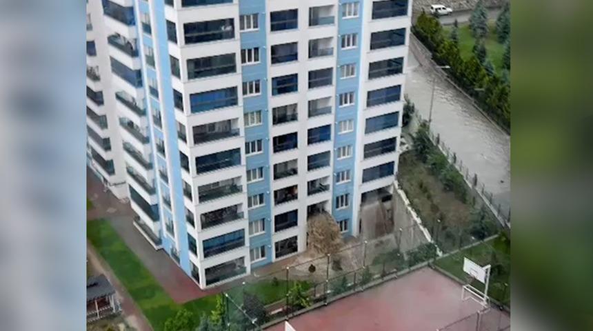 Ankara'daki sağanakta şaşkına çeviren görüntü! Sel suları 2. kattaki evin içinden geçti... Eşyalar dışarı taştı