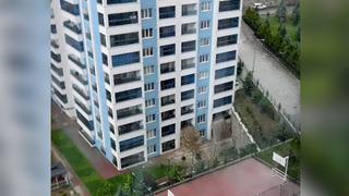 Ankara'daki sağanakta şaşkına çeviren görüntü! Sel suları 2. kattaki evin içinden geçti... Eşyalar dışarı taştı