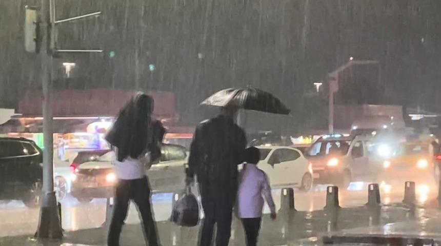 İstanbul Anadolu Yakası'nda sağanak yağış etkili oldu! Hazırlıksız yakalandılar